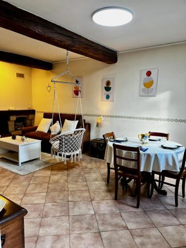 un salon avec une table et un canapé dans l'établissement Ô cœur, à Graveson