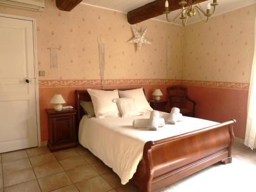 une chambre avec un lit avec deux animaux en peluche dessus dans l'établissement Ô cœur, à Graveson