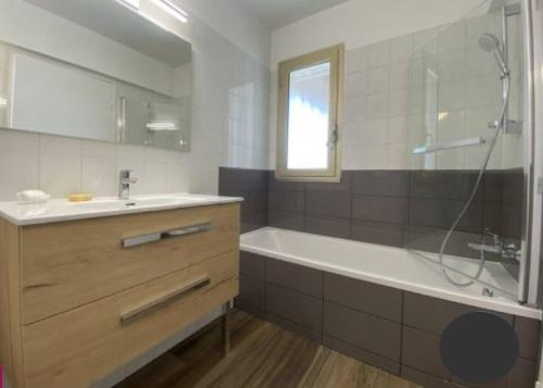 une salle de bain avec une baignoire, un lavabo et une douche dans l'établissement Loft lumineux et calme - terrasse - piscine, à Antibes