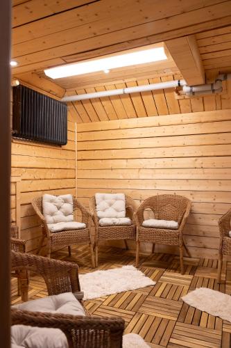 a room with wicker chairs and a sauna at Knutes pensionat in Svansele