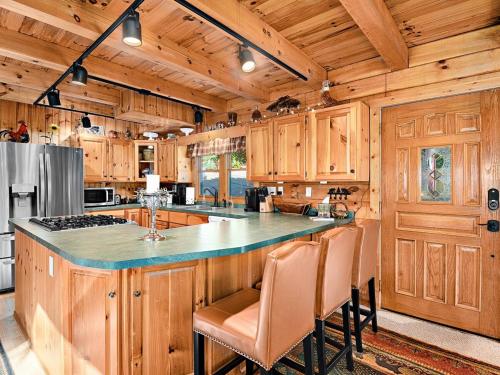 Una cocina o zona de cocina en BearHavencabinfun 3 story Log Cabin Mountain View,Hot Tub, sleeps 10
