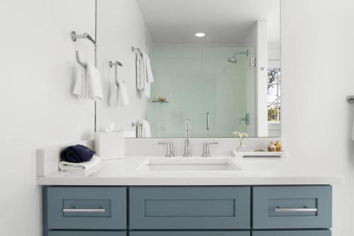a bathroom with a sink and a mirror at Island House Newport in Newport