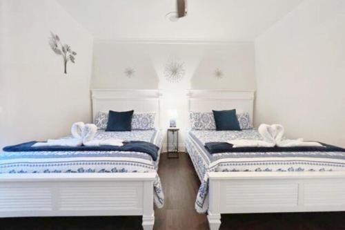 Ένα ή περισσότερα κρεβάτια σε δωμάτιο στο Victorian Pool Home l Historic District l Downtown