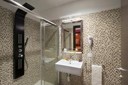 een badkamer met wastafel en douche bij Oasi Village Hotel in Milaan