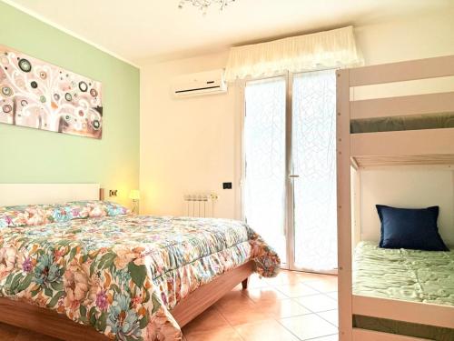 een slaapkamer met een bed en een raam bij Appartamento Spiga in San Vincenzo