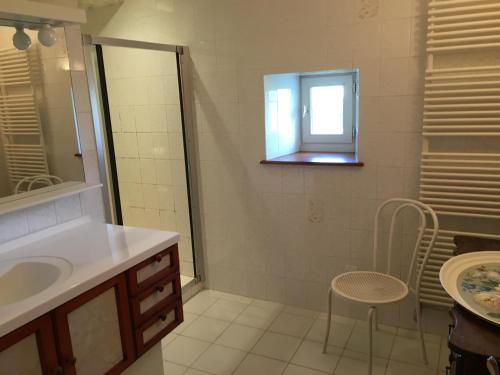 Ein Badezimmer in der Unterkunft Maison spacieuse tranquille et calme PMR possible