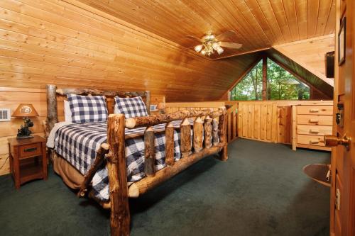 Ένα ή περισσότερα κρεβάτια σε δωμάτιο στο 1BR log cabin, sleeps 5, firepit, hot tub, 1 free ticket to Dollywood!