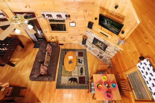 Η κουζίνα ή μικρή κουζίνα στο 1BR log cabin, sleeps 5, firepit, hot tub, 1 free ticket to Dollywood!