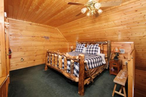 Ένα ή περισσότερα κρεβάτια σε δωμάτιο στο 1BR log cabin, sleeps 5, firepit, hot tub, 1 free ticket to Dollywood!