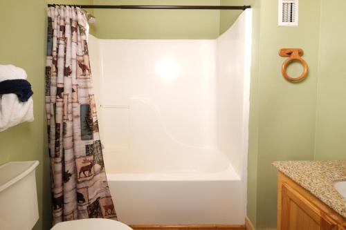Ένα μπάνιο στο 1BR log cabin, sleeps 5, firepit, hot tub, 1 free ticket to Dollywood!