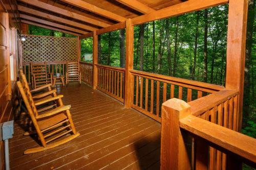Μπαλκόνι ή βεράντα στο 1BR log cabin, sleeps 5, firepit, hot tub, 1 free ticket to Dollywood!