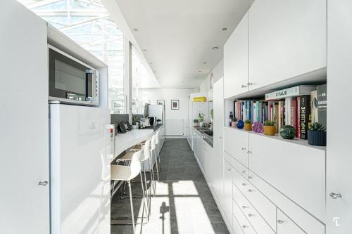 une bibliothèque avec une rangée de chaises et de livres dans l'établissement Loft Stern, carré d'Or Marseille, 10 pers, 3 chambres, 260 m2, dernier étage, à Marseille