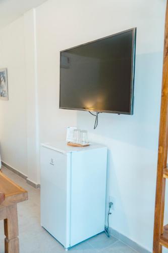 Una televisión o centro de entretenimiento en Pousada Enero