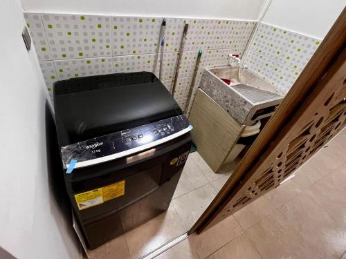 a television sitting on top of a counter in a room at Moderno y acogedor Apartamento in Quibdó