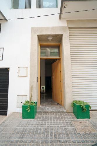 a building with a door and two plants in front of it at Emplacement Central Lumineux & Chic Prés de Station Tramway KFC Et Carrefour Abdelmoumen Et 2 Mars Casablanca in Casablanca