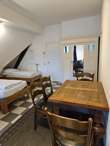 a room with a table and chairs and a bed at Haus mit 4 Ferienwohnungen am Fuselpättken in Sendenhorst