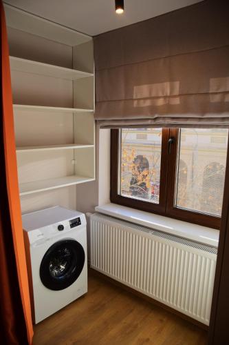 a washing machine in a room with a window at Christians Haus in Târgu-Mureş