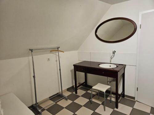 a bathroom with a sink and a mirror at Haus mit 4 Ferienwohnungen am Fuselpättken in Sendenhorst