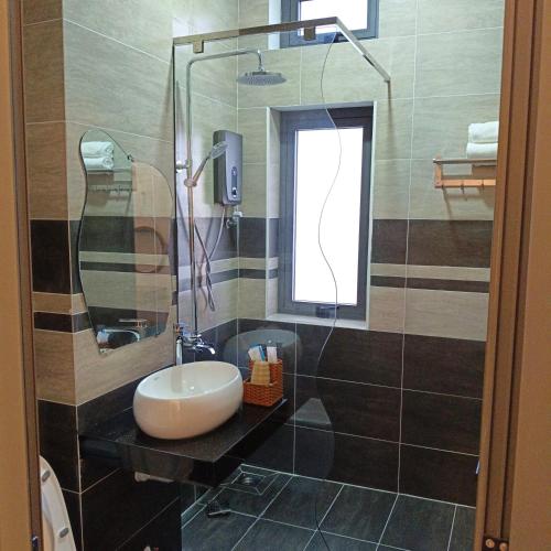 a bathroom with a sink and a mirror at KHÁCH SẠN ĐỨC CHÍNH 2 - Phan Rang in Bắc Sớn