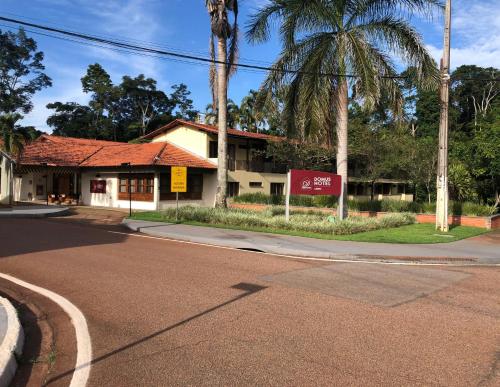 an empty street in front of a building at Domus Hotel - Núcleo Urbano de Carajás in Parauapebas