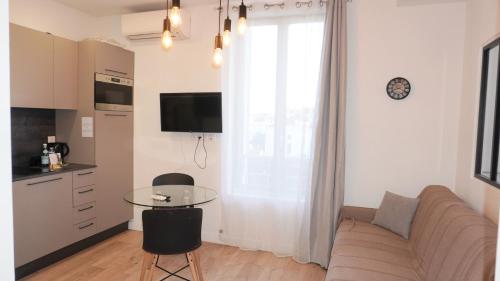 un salon avec un canapé et une table en verre dans l'établissement Proche Carlton & Croisette, Appartement 301 - Palmazur Vacances, à Cannes