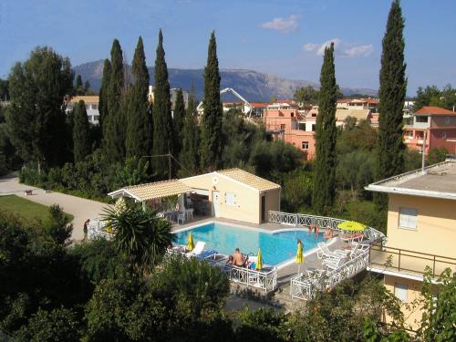 Výhled na bazén z ubytování Dimitra Apartments G nebo okolí