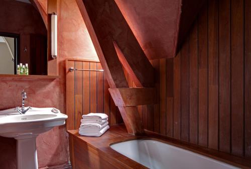a bathroom with a sink and a bath tub at Le Pavillon De Gouffern in Silly-en-Gouffern
