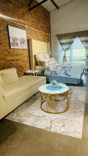 una sala de estar con un sofá y una mesa en The Beverly by maboneng, en Johannesburgo