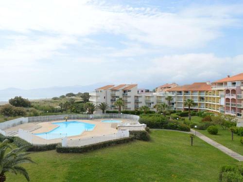une vue aérienne d'un complexe d'appartements avec piscine dans l'établissement Appart. en Bord de Mer avec Piscine, Parking et Animaux Acceptés - FR-1-225D-128, à Saint-Cyprien