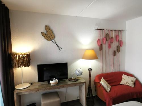 TV a/nebo společenská místnost v ubytování Ti Kaz Dorée Marine 5