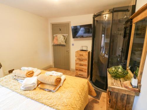 Postel nebo postele na pokoji v ubytování Orchard Retreat Staycation