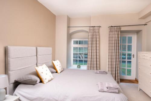 a bedroom with two beds and a window at Riverside Walk in Airton