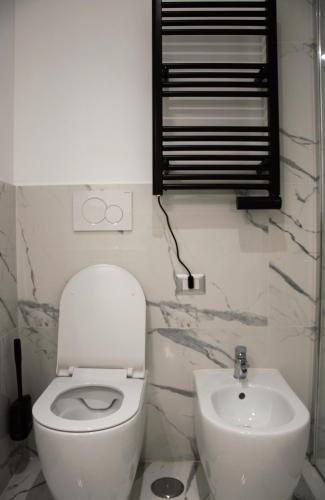 a bathroom with a toilet and a sink at Domus Dea Roma by Trinità in Rome