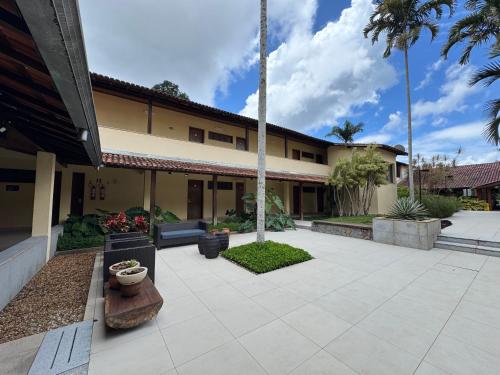 a courtyard of a house with palm trees at Domus Hotel - Núcleo Urbano de Carajás in Parauapebas