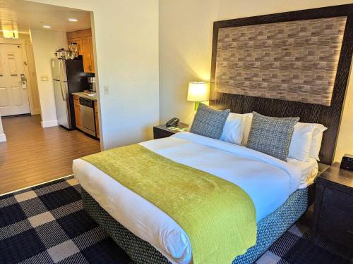 a bedroom with a large bed in a hotel room at Marriott Grand Res Q1 #3256 in South Lake Tahoe