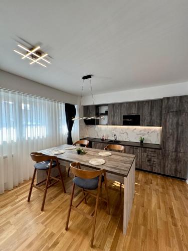 Η κουζίνα ή μικρή κουζίνα στο Riverside Downtown Apartments