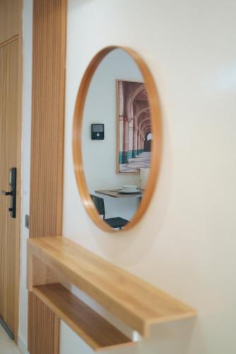 a mirror on a wall with a table in a room at Emplacement Central Lumineux & Chic Prés de Station Tramway KFC Et Carrefour Abdelmoumen Et 2 Mars Casablanca in Casablanca