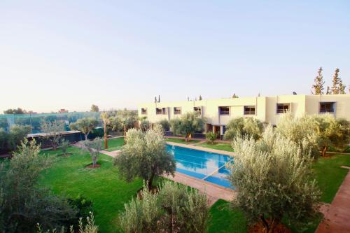 an image of a villa with a swimming pool at Complexe Kariat Ayoub in Aït Zat
