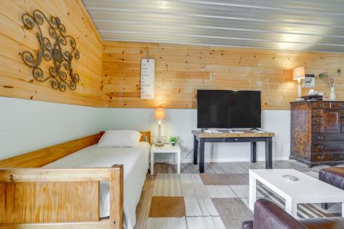 Una televisión o centro de entretenimiento en Waynesville Studio with Fire Pit and Mountain Views!