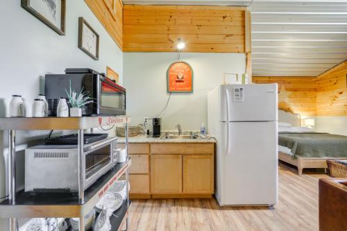 Una cocina o zona de cocina en Waynesville Studio with Fire Pit and Mountain Views!