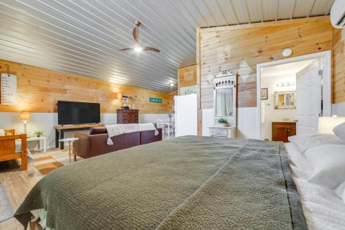 Una televisión o centro de entretenimiento en Waynesville Studio with Fire Pit and Mountain Views!