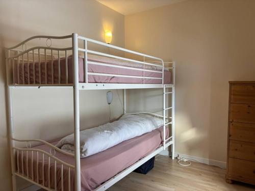 ein paar Etagenbetten in einem Zimmer in der Unterkunft Maison spacieuse et fonctionnelle - 5 chambres, terrasse, parking privé - FR-1-548-27 in Villard-de-Lans