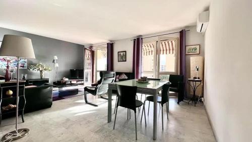 un salon avec une table et des chaises de salle à manger dans l'établissement Casamea - Spacieux T3 famille, Vue mer, Parking, à Ajaccio