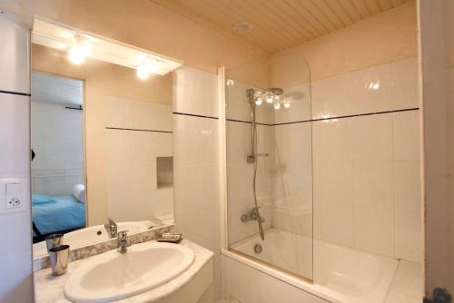 une salle de bain avec une douche, un lavabo et une baignoire dans l'établissement Domaine les Pierres, à Lacapelle-Ségalar