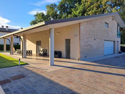 un pabellón con patio y mesa en La Suite Faenza, en Faenza