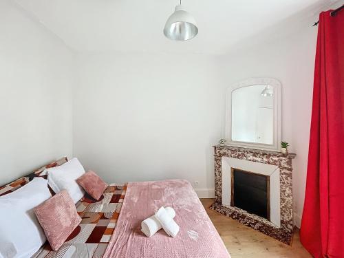 une chambre avec une cheminée et un rideau rouge dans l'établissement Havre d'Esther, à Nancy