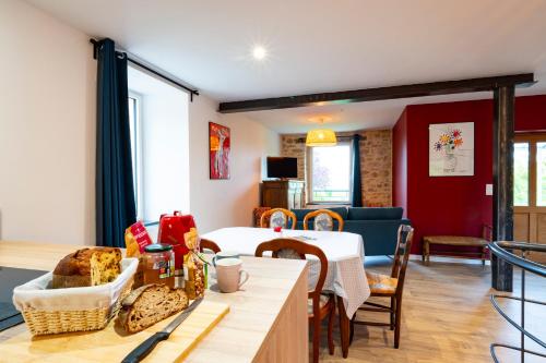 un salon avec une table et une salle à manger dans l'établissement Les Hauts de Saint-Jean, à Saint-Jean-Lespinasse