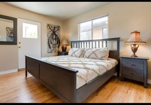 ein Schlafzimmer mit großem Bett und Fenster in der Unterkunft Cherry Creek Colorado in Denver