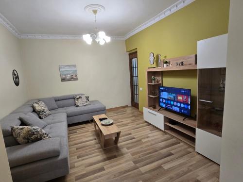 Old Soul, Modern Comfort Apartment