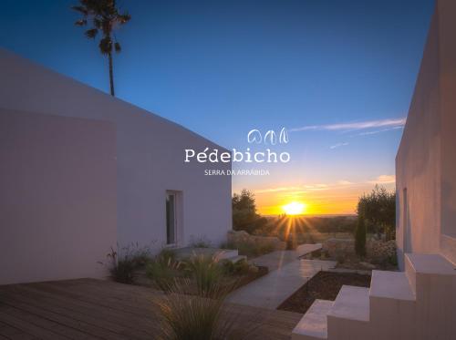 a view of a sunset from a house at Pédebicho Serra da Arrábida Country Inn and Studios in Azeitao